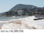 Республика Крым. Город Алушта. Шторм и непогода на чёрном море. Волны бьются о гранитную набережную (2018 год). Редакционное фото, фотограф Сергей Крамарев / Фотобанк Лори