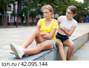 Concept of frustration unwillingness to talk. Girl asks forgiveness from girlfriend. Стоковое фото, фотограф Яков Филимонов / Фотобанк Лори