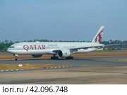COLOMBO, SRI LANKA - FEBRUARY 24, 2020: Aircraft Boeing 777-3DZER (A7-BEN ) of Qatar Airways in the Bandaranaike International Airport. Редакционное фото, фотограф Виктор Карасев / Фотобанк Лори