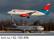 Самолет Сухой SuperJet 100-95LR авиакомпании Азимут заходит на посадку в аэропорту Пулково (2019 год). Редакционное фото, фотограф Сергей Крамарев / Фотобанк Лори