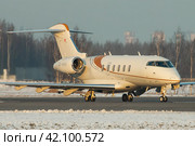 Самолет (бизнес джет) Challenger 350 авиакомпании SPARFELL Luftfahrt GmbH на рулении в аэропорту Пулково зимой (2019 год). Редакционное фото, фотограф Сергей Крамарев / Фотобанк Лори