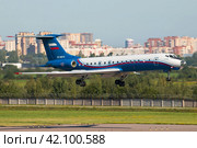 Самолет Embraer Ту-134 ВКС России заходит на посадку в аэропорту Пулково (2018 год). Редакционное фото, фотограф Сергей Крамарев / Фотобанк Лори