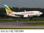 Самолет Boeing B737-700 авиакомпании Ethiopian Airlines заходит на посадку в аэропорту Пулково (2016 год). Редакционное фото, фотограф Сергей Крамарев / Фотобанк Лори