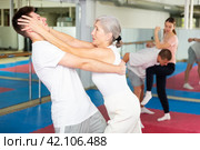 Senior woman performing eye-gouging move during self-defence training. Стоковое фото, фотограф Яков Филимонов / Фотобанк Лори