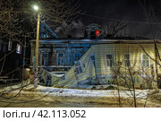 Оторвавшийся фальшфасад на старом здании (2024 год). Редакционное фото, фотограф Илья Старков / Фотобанк Лори