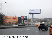Герой СВО младший лейтенант Артём Романцов на банере в Москве (2024 год). Редакционное фото, фотограф Дмитрий Неумоин / Фотобанк Лори