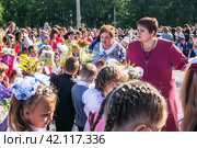 Ученики и родители на школьной линейке 1 сентября. Бердск, Новосибирская область, Западная Сибирь. (2019 год). Редакционное фото, фотограф Евгений Мухортов / Фотобанк Лори