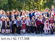 Ученики и родители на школьной линейке 1 сентября. Бердск, Новосибирская область, Западная Сибирь. (2019 год). Редакционное фото, фотограф Евгений Мухортов / Фотобанк Лори