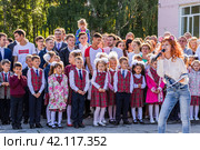 Ученики и родители на школьной линейке 1 сентября. Бердск, Новосибирская область, Западная Сибирь. (2019 год). Редакционное фото, фотограф Евгений Мухортов / Фотобанк Лори