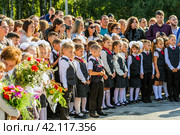 Ученики и родители на школьной линейке 1 сентября. Бердск, Новосибирская область, Западная Сибирь. (2019 год). Редакционное фото, фотограф Евгений Мухортов / Фотобанк Лори