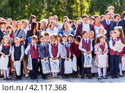 Ученики и родители на школьной линейке 1 сентября. Бердск, Новосибирская область, Западная Сибирь. (2019 год). Редакционное фото, фотограф Евгений Мухортов / Фотобанк Лори