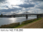 Староволжский мост через реку Волгу в Твери, Россия (2023 год). Стоковое фото, фотограф Елена Коромыслова / Фотобанк Лори