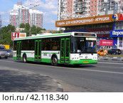 Автобус на рейсе. Пролетарский проспект. Район Москворечье-Сабурово. Москва (2014 год). Редакционное фото, фотограф lana1501 / Фотобанк Лори