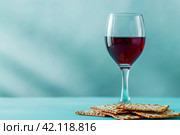 Matzah, red wine, kosher Jewish bread. Pesach holiday. Passover food Generative AI. Стоковое AI-изображение, AI-художник Светлана Лажко / Фотобанк Лори