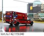 In rain and snow, Centereach Fire Department Ambulance truck rushes to take patients to Stony Brook University Hospital (SBUH), New York (2023 год). Редакционное фото, фотограф Валерия Попова / Фотобанк Лори