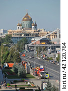 Фрунзенская набережная. Крымский мост. Храм Христа Спасителя. Город Москва (2014 год). Редакционное фото, фотограф lana1501 / Фотобанк Лори