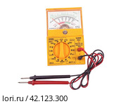 Желтый стрелочный мультиметр на белом фоне. Yellow arrow multimeter on a white background. Стоковое фото, фотограф Татьяна Д / Фотобанк Лори
