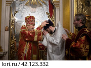 Хиротония диакона Леонида Вадимовича Певень во пресвитера в Николо-Архангельском храме Балашихи (2024 год). Редакционное фото, фотограф Дмитрий Неумоин / Фотобанк Лори