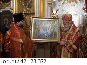 Вручение живописной картины храма в Николо-Архангельском храме Балашихи (2024 год). Редакционное фото, фотограф Дмитрий Неумоин / Фотобанк Лори