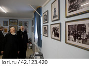 Епископ Балашихинский и Орехово-Зуевский Николай осматривает выставку по истории храма (2024 год). Редакционное фото, фотограф Дмитрий Неумоин / Фотобанк Лори