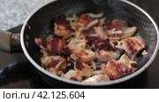Pork and onion cut to little pieces being roast in the pan. Стоковое видео, видеограф Яков Филимонов / Фотобанк Лори