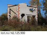 Разграбленная двухэтажная кирпичная дача (2023 год). Стоковое фото, фотограф Анатолий Матвейчук / Фотобанк Лори