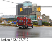 Centereach Fire Department Ambulance truck rushes to take patients to Stony Brook University Hospital (SBUH) in winter, New York (2023 год). Редакционное фото, фотограф Валерия Попова / Фотобанк Лори