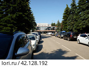 Парковка у проходной НПП "Исток" в городе Фрязино, Московская область. Parking in front of the entrance checkpoint of Istok State Scientific Production. Sunny summer view. (2020 год). Редакционное фото, фотограф Александр Кузнецов / Фотобанк Лори