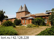 Дом клира на территории Зарайского кремля, Зарайск, Московская область. Clergy house on the territory of Zaraysk kremlin with medieval fortress wall. Sunny summer view. (2021 год). Редакционное фото, фотограф Александр Кузнецов / Фотобанк Лори
