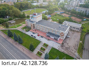 Вид с высоты на дворец культуры железнодорожников в городе Кирове (аэросъемка 2023 года) Редакционное фото, фотограф Владислав Самошкин / Фотобанк Лори