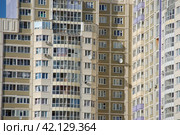 Двадцатипятиэтажный шестиподъездный панельный жилой дом серии «КОПЭ-Парус», 2007 года постройки. Молодежная улица, 60. Город Химки. Московская область (2011 год). Стоковое фото, фотограф lana1501 / Фотобанк Лори