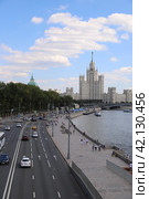 The beautiful cityscape of the centre of Moscow with Stalin's skyscraper, busy road, Moskva river (2023 год). Редакционное фото, фотограф Darja Belikova / Фотобанк Лори