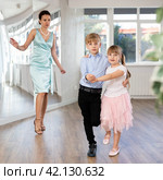 Preteen dancers practicing vigorous lindy hop at dance rehearsal. Стоковое фото, фотограф Яков Филимонов / Фотобанк Лори