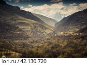 Живописное ущелье в горах Чечни (2021 год). Редакционное фото, фотограф Jon Maldini / Фотобанк Лори