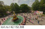 Cherepovets, Russia - May 27, 2023, Children party in the city park. Families with children came to relax on a sunny summer day. FPV Aerial Drone Shot. Редакционное видео, видеограф Даниил Хабаров / Фотобанк Лори