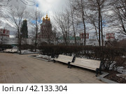 Вид на сквер у Новодевичьего монастыря Москвы в период реставрационных работ (2018 год). Редакционное фото, фотограф Дмитрий Неумоин / Фотобанк Лори