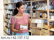 Woman with wooden sundries storage box in store. Стоковое фото, фотограф Яков Филимонов / Фотобанк Лори