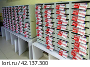 Рекламные листки магазина Красное и белое в почтовых ящиках жилого многоквартирного дома. Редакционное фото, фотограф Сергеев Валерий / Фотобанк Лори