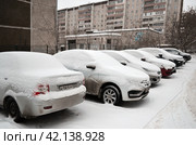 Зимняя заснеженная парковка во дворе жилого городского микрорайона. Редакционное фото, фотограф Сергеев Валерий / Фотобанк Лори