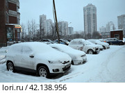 Зимняя заснеженная парковка во дворе жилого городского микрорайона. Редакционное фото, фотограф Сергеев Валерий / Фотобанк Лори