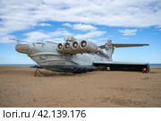 Корабль-экраноплан «Лунь» на берегу Каспийского моря. Республика Дагестан (2021 год). Редакционное фото, фотограф Анна Карасева / Фотобанк Лори