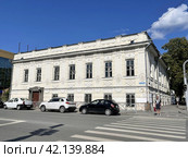 Екатеринбург, улица Толмачева, дом 30. Купеческий особняк П.И. Иванова, конец XIX века (2021 год). Редакционное фото, фотограф Овчинникова Ирина / Фотобанк Лори