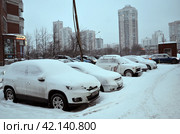 Зимняя заснеженная парковка во дворе жилого городского микрорайона. Редакционное фото, фотограф Сергеев Валерий / Фотобанк Лори