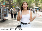 In pedestrian zone of historic European city stand suprised female tourist girl. Стоковое фото, фотограф Яков Филимонов / Фотобанк Лори