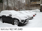 Зимняя заснеженная парковка во дворе жилого городского микрорайона. Редакционное фото, фотограф Сергеев Валерий / Фотобанк Лори