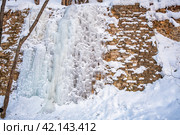 Заледеневший водопад на каменной подпорке склона. Стоковое фото, фотограф Илья Старков / Фотобанк Лори