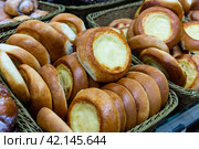 Vatrushkas with curd cheese in bakery. Стоковое фото, фотограф Яков Филимонов / Фотобанк Лори