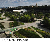 Riquet Park and Philharmonic Hall from a bird's-eye view. View of the Presidential Palace. The old town. Georgia. Tbilisi. 03.09.2023. Редакционное фото, фотограф Ярославский Максим / Фотобанк Лори