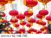 Chinese red Christmas lanterns on Tverskaya Street in Moscow. Close-up. The first ever meeting of the Chinese New Year 2024 in Moscow. Стоковое фото, фотограф Photojuli / Фотобанк Лори