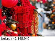Chinese red Christmas lanterns on Tverskaya Street in Moscow. Close-up. The first ever meeting of the Chinese New Year 2024 in Moscow. Стоковое фото, фотограф Photojuli / Фотобанк Лори
